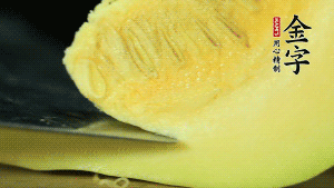 胡蘿卜切滾刀塊，小南瓜取一半去籽去皮切塊備用。