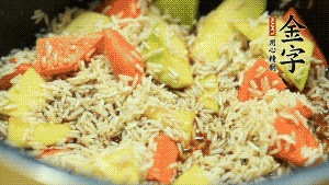 加入切好的胡蘿卜塊和南瓜塊、鹵牛肉塊攪拌均勻。放入電飯煲，按“煮飯模式”。