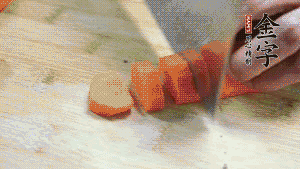 食材洗凈后，胡蘿卜切成塊，鮮香菇切成十字花刀備用。