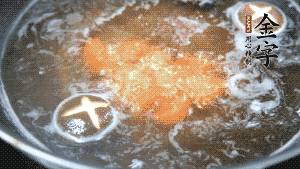 將烏冬面放入調(diào)好味的面湯中一起煮熟。（選擇烏冬面的原因，第一是因為菜鳥也能很好地做出成品，而不用擔心會糊鍋或者黏在一起；第二是因為白色的面條，在夏天看起來更有食欲。）