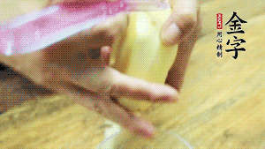 將食材洗凈，茄子、土豆切滾刀塊。