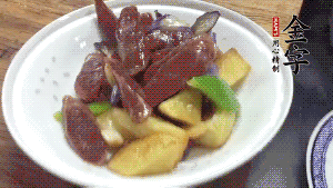 加少量生抽、鹽、糖、雞精調(diào)味，炒熟出鍋即可。