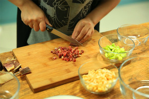 金字火腿隔水蒸15分鐘后切成小丁。