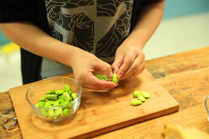 蠶豆剝除外殼，剩下嫩嫩的蠶豆。