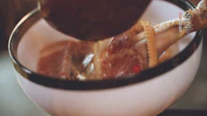 筍干提前冷水浸泡3小時(shí)，浸泡后將筍干撕成條狀。