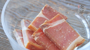 金字火腿切片溫水浸泡5分鐘。