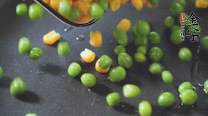 鍋7成熱時(shí)，下豌豆、玉米翻炒，再依次放醬肉、洋蔥碎、木耳碎。