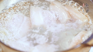 五花肉切塊，加姜片焯水備用。