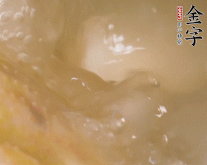 沸騰后撈出蔥結(jié)，小火燉45分鐘，加山藥再燉15分鐘。