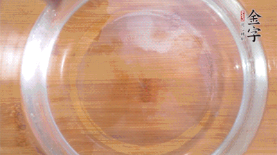 金字火腿切小片，浸泡5分鐘。