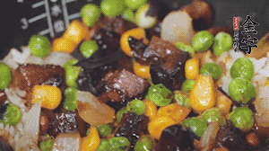 出鍋前加蠔油、生抽調(diào)味，撒點(diǎn)熟白芝麻即可。