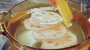 把藕和土豆焯水至八成熟，盛出瀝干水分。