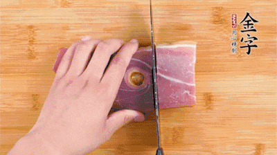 金字火腿切片，老豆腐切成塊，海鮮菇洗凈。