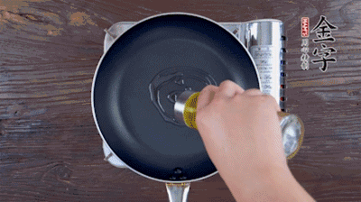 魚頭對(duì)開，洗凈瀝干。鍋中加油，把魚頭兩面煎至金黃色，期間加蔥姜，每面約需時(shí)2-3分鐘。