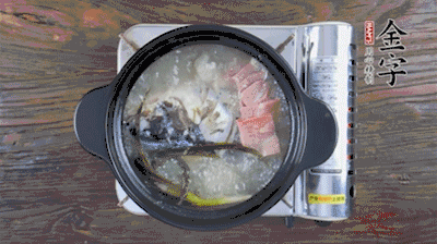 放豆腐、海鮮菇繼續(xù)中小火煮5分鐘。