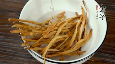 黃花菜、香菇提前泡發(fā)。黃花菜去掉硬頭，香菇切片。