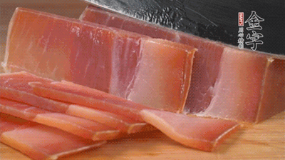 金字火腿切片，溫水浸泡5分鐘。