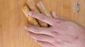 山藥去皮切斜刀塊，毛豆去外殼去膜，姜切片。