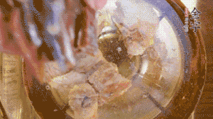 鍋中依次放姜片、排骨、火腿，加料酒、清水煮開轉小火煮30分鐘。