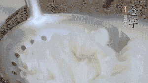 米粉煮熟過(guò)涼水備用。