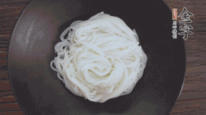 依次放入黃瓜絲、花生米、燙熟的豆芽、麻辣香腸、香菜、擺盤即可。