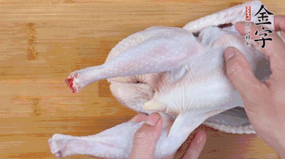 菌菇分別冷水泡發(fā)。雞處理干凈后剁成小塊，放水中浸泡半小時(shí)去血水。