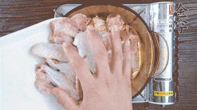 加料酒、蔥姜焯水2分鐘，清洗備用。