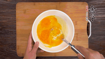 雞蛋加鹽、料酒打散后，加1.5倍溫水?dāng)嚢杈鶆颉?>
					</div>
					<span>步驟 2/5</span>
					<p>雞蛋加鹽、料酒打散后，加1.5倍溫水?dāng)嚢杈鶆颉?/p>
				</li><li>
					<div   id=