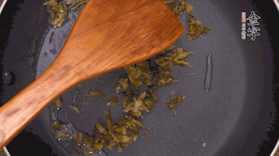 鍋中3成油溫時，下雪菜、辣椒圈翻炒40秒。