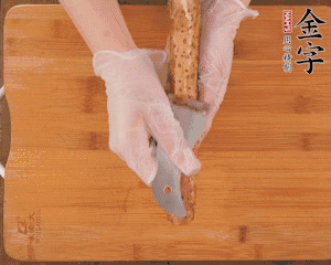 山藥去皮切滾刀塊，熱水汆燙30秒，撈出冷水浸泡。