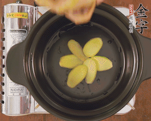 準(zhǔn)備土砂鍋，放姜片、鴿子、火腿片、蔥結(jié)、料酒，加沒過食材多些的清水，中小火燉煮。