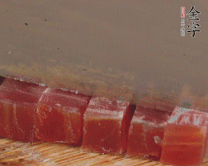 金字火腿切丁，春筍剝殼切丁，豌豆剝粒。