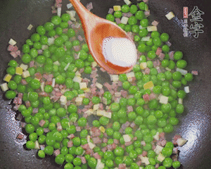 加水、料酒、鹽燒2分鐘即可。