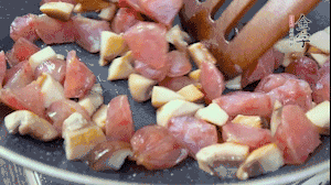 【餡料】4.鍋中油8成熱時，依次放入菌菇丁、香腸丁，適當(dāng)放點糖調(diào)味，炒熟。