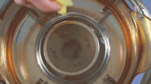 金字淡咸肉加姜片、料酒，冷水入鍋焯水。