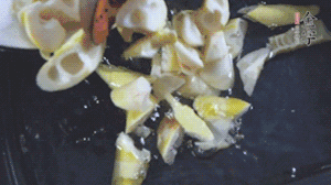 將淡咸肉、春筍、五花肉一起放入鍋中。