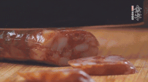 金字麻辣香腸切片，小青菜焯熟備用。