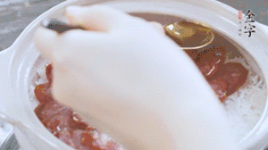 沿鍋邊倒一圈食用油蓋蓋，繼續(xù)小火燜8分鐘。