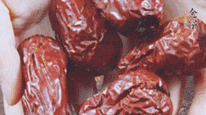 紅棗洗凈，對(duì)半剪開。