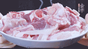 新鮮羊肉冷水入鍋，加姜片、清水焯水，除去血沫。