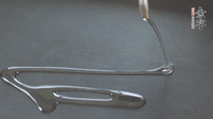 鍋中加少許油，爆香蔥姜蒜、香料 ，喜歡麻的也可以加點(diǎn)花椒！接著放入郫縣豆瓣醬煸炒出紅油。