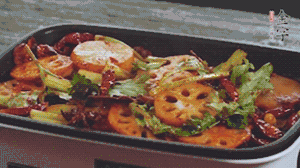 加入金字麻辣香腸，翻炒5分鐘左右。再加入之前準(zhǔn)備好的蔬菜，翻炒均勻，最后放入蝦。