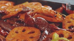 撒上芝麻和蔥，一道鮮香熱辣的麻辣香腸香鍋就做好了！