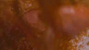 依次加入配方中的調(diào)味料調(diào)味，倒適量清水煮一下。