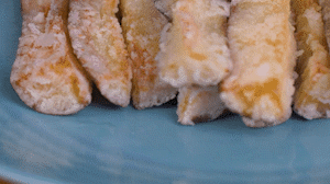 炸制油溫在7成左右，茄子炸至金黃色即可撈出。