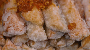 茄子撈出后放入雞精和XO醬拌均勻。
