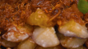 把茄子一條一條的擺好放在盤子上，上鍋蒸制3到4分鐘，出鍋后撒上蔥花。