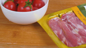 洋蔥、土豆切丁塊，火腿切小片，小番茄對半切開。