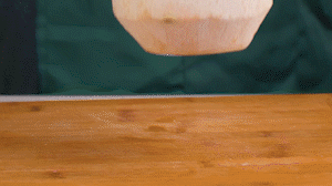 椰子切開頂部，把椰子水倒出，再把椰肉切片。