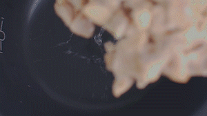 把雞、火腿、椰子水、椰肉、姜、紅棗放入電飯鍋，按下煲湯功能。